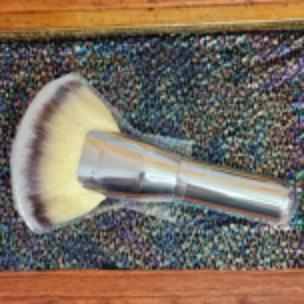 it Cosmetics Heavenly Luxe Mega Fan Brush #9 Silver Handle - Picture 2 of 3